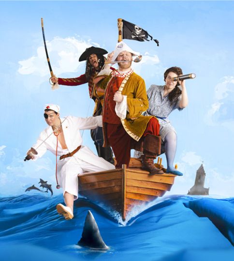Bild från föreställningen Jim och piraterna Blom på Helsingborgs stadsteater. Jim står tillsammans med pirater i dramatisk sjöslagssceneri med kust- och havselement.